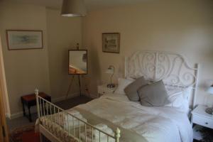En eller flere senge i et værelse på Spacious home in Bath, nature and city!