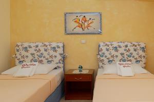A bed or beds in a room at Phyllis Maisonettes