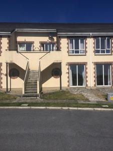 un edificio con una escalera delante de él en Kilkee Bay Apartments, en Kilkee