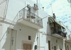 Un edificio blanco con un balcón al costado. en Casa Zia Anna, en Ceglie Messapica