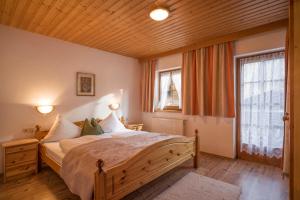 Postel nebo postele na pokoji v ubytování Chalet Walchenhof