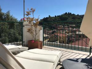 balcón con almohadas y vistas a la ciudad en Hotel Souvenir en Monterosso al Mare
