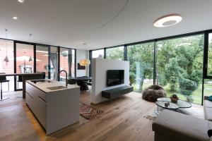 a kitchen and living room with a fireplace at Parksuites Apartments Graz in Graz
