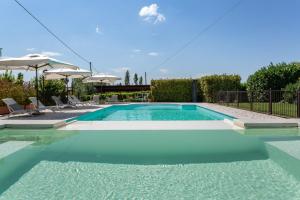 Bazén v ubytovaní Agriturismo Dei Casali alebo v jeho blízkosti