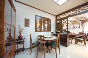 台南的住宿－南筑雅室－成功大學，一间带桌椅的用餐室