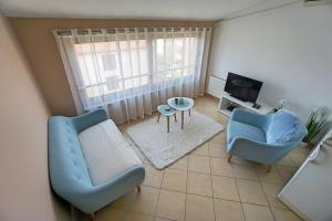 ein Wohnzimmer mit zwei Stühlen und einem Fernseher in der Unterkunft Borik Hills in Zadar