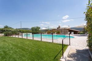 Bazén v ubytovaní Agriturismo Dei Casali alebo v jeho blízkosti