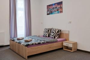 1 dormitorio con cama de madera y ventana en 70s Hostel, en Cracovia