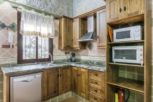 Kuchyň nebo kuchyňský kout v ubytování Villa Nueva Cascada - Casa Rustica "Tu Casa En Conil"