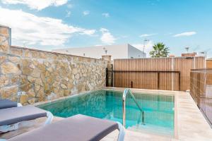 Bazén v ubytování Villa Nueva Cascada - Casa Rustica "Tu Casa En Conil" nebo v jeho okolí
