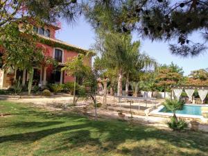 A garden outside La Toscana