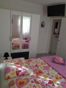 Postel nebo postele na pokoji v ubytování Apartments Centar - Mirjana