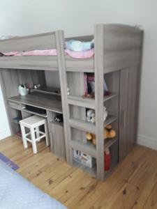 ein Etagenbett mit einer Leiter in einem Zimmer in der Unterkunft maison cosy proche de la station de ski du lioran 4 personnes in Thiézac + 9 Fotos