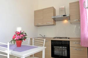A kitchen or kitchenette at casa vacanze"IL TRAMONTO" Még 26 kép