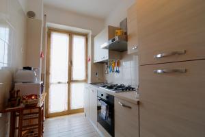 Η κουζίνα ή μικρή κουζίνα στο La Casetta Di Nonna Anna - 120 mq Bright Apartment in Rome Downtown