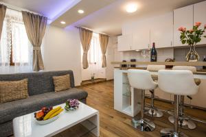 kuchnia i salon z kanapą i stołem w obiekcie Apartment Castle w Puli