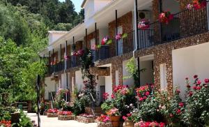 un edificio con flores en los balcones en Apartamentos El Parral, en Arroyo Frío