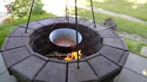 una olla sobre un fuego en un horno de ladrillo en Bakonyi Mandala Ház, en Bakonybél