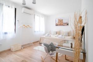 Ein weißes Zimmer mit einem Bett und einem Glastisch. in der Unterkunft Lyon Mon Amour B&B in Lyon
