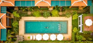 een uitzicht over een zwembad met surfplanken bij Khmer House Resort in Siem Reap