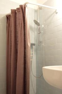 a bathroom with a shower curtain and a sink at Romeo e Giulietta Appartamenti in Parona di Valpolicella