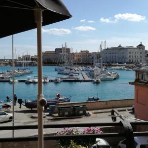 vistas a un puerto deportivo con barcos en el agua en Aretè Guest House en Siracusa