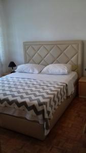 une chambre avec un grand lit avec des oreillers blancs dans l'établissement Apartment Mime Blata, à Vodice