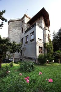 an old house with pink flowers in front of it at Apartment in the top center of old town in Pula