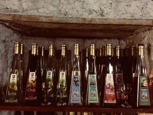 - un bouquet de bouteilles de vin assises sur une étagère dans l'établissement Pansion Luka, à Međugorje