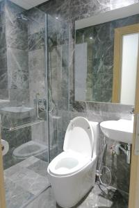 La salle de bains est pourvue de toilettes, d'une douche et d'un lavabo. dans l'établissement Comfy Studio 3 by ReCharge, à Singapour