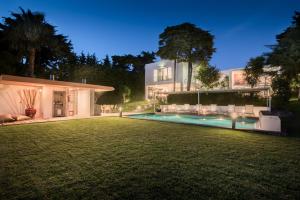 une maison avec une cour et une piscine ouverte la nuit dans l'établissement Casa Laranja Boutique House, à Cascais