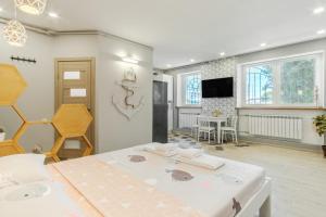 sala de estar con mesa blanca y TV en VIP apartment Blue Whale, en Odessa