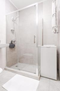 una ducha con puerta de cristal en un baño en VIP apartment Blue Whale, en Odessa