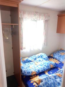 Postel nebo postele na pokoji v ubytování Ubytovani Fanisek v mobilnim domku v ceskem raji