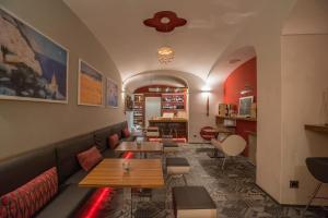 a restaurant with tables and chairs in a room at Hotel Posa Posa in Positano