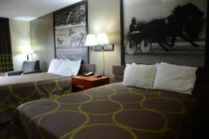 Un pat sau paturi într-o cameră la Super 8 by Wyndham Franklin Hwy 31