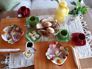 
Možnosti raňajok pre hostí v ubytovaní Penzion-Ranc u Trapera
