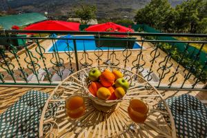 ŽrnovnicaにあるHoliday Home Cherry Treeのバルコニーのテーブルに置いたフルーツボウル