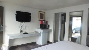 TV a/nebo společenská místnost v ubytování Del Rancho Motel