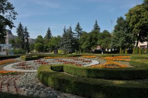 a circular garden with flowers in a park at Apartamenty Centrum Słupsk in Słupsk