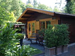 a small cabin with a table and chairs in a yard at Bed En - of zonder - Breakfast Putten in Putten