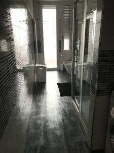 Un baño con dos lavabos y una bañera y una ventana. en B&B Appartamento Anna, en Bolonia