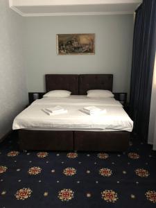 
A bed or beds in a room at Alir
