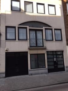 Un edificio con un mucchio di finestre su una strada di James & Leon a Ostenda