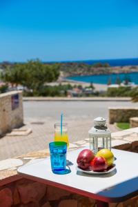 ein Tablett mit Obst und einem Getränk auf dem Tisch in der Unterkunft Caravella Luxury Apartments in Palaiochóra