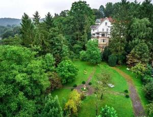 an aerial view of a house in the middle of a garden at Chesterfield appartement -view on garden in Durbuy