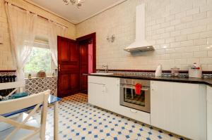 a kitchen with a stove and a counter top at Chesterfield appartement -view on garden in Durbuy