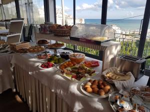 una linea a buffet con molti tipi di cibo diversi di Albergo Villa Vittoria a Rodi Garganico