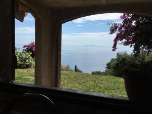 バスティアにある80 route de San Martinoの窓から海の景色を望めます。