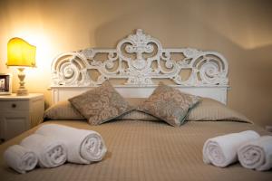 a bed with white towels on top of it at House Bonifacio in Rome +22 photos